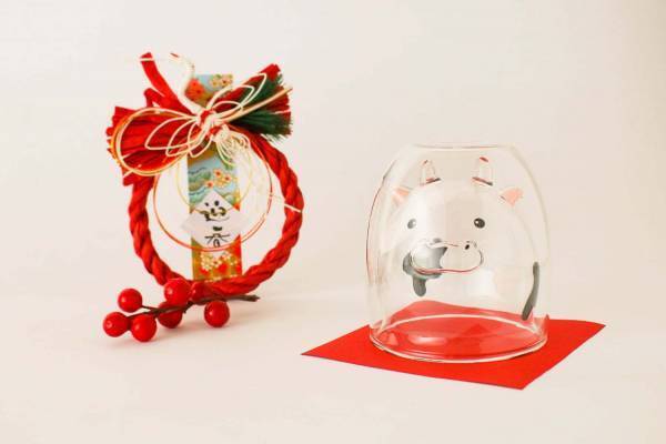 ドリンクを注ぐと“21年干支のウシ”が現れるデザイングラス、グッドグラスより限定発売