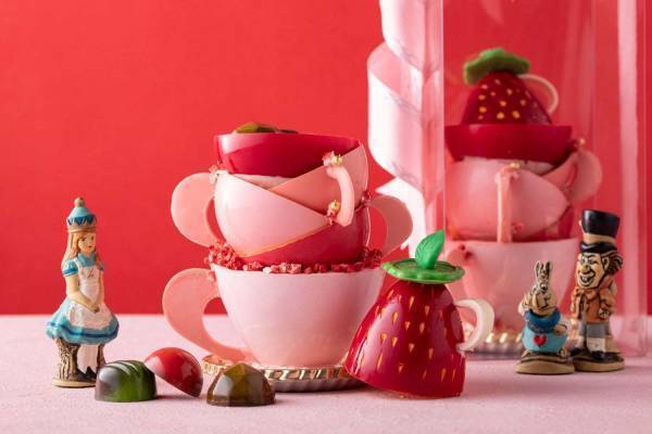 ヒルトン東京、“不思議の国のアリス×苺”モチーフのティーカップ＆チョコレートセット