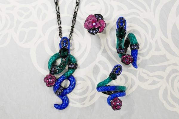 アナ スイ“ヘビ&薔薇”の新作ジュエリー、“ブルー×グリーン”グラデが美しいピアスやネックレス