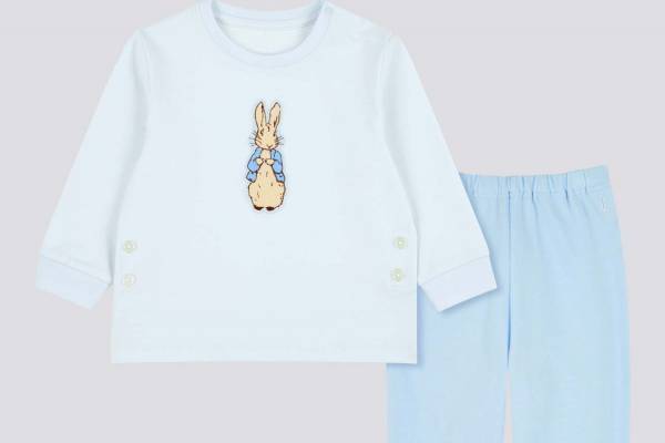 ユニクロUT「ピーターラビット」コラボのベビーパジャマ発売、淡いブルー&ピンクの全2色