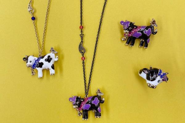アナ スイの2021年干支“うし”ジュエリー、蝶がボディに隠れるネックレス&リングなど