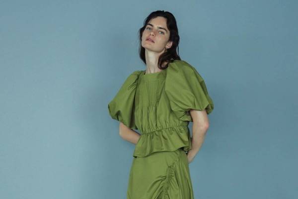 スナイデル21年春夏の新作、ベスト付きレイヤードワンピース＆ふんわりコットンブラウスなど