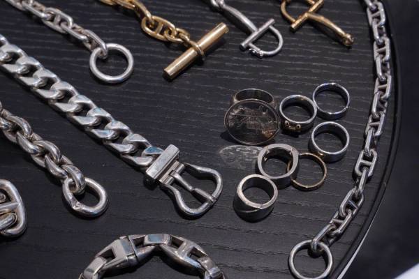 エルメスのヴィンテージジュエリーが丸の内に集結、リングやバングルなど全て1点物の貴重なラインナップ