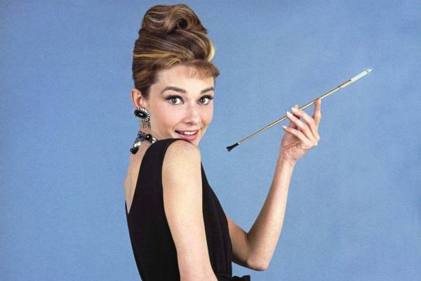 オードリー・ヘプバーンの写真展が福岡三越で、飾らない生き方を捉えた作品約130点集結