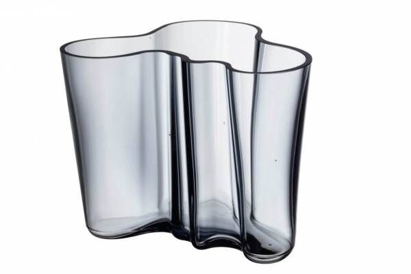 イッタラ“リサイクルガラス100％”の新作グラスやベース、クリアブルーのガラスボウルも