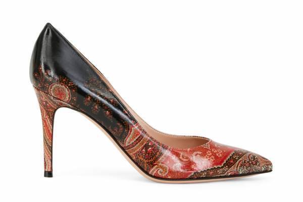 エトロ×ジャンヴィト ロッシの初コラボ、ペイズリー柄のパンプスやフラットシューズ