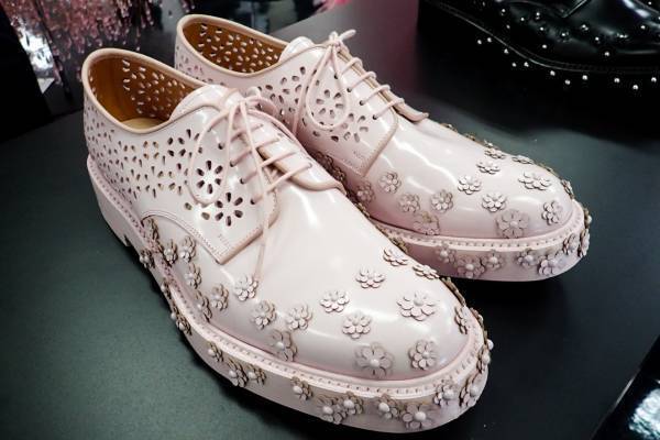 ノワール ケイ ニノミヤ×チャーチのコラボ第2弾、“花咲く”ダービーシューズ＆ショートブーツ