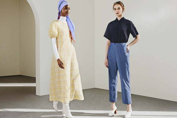 ハナ タジマ フォー ユニクロの21年春夏、上品な光沢感のブラウスや幾何学模様のシャツなど