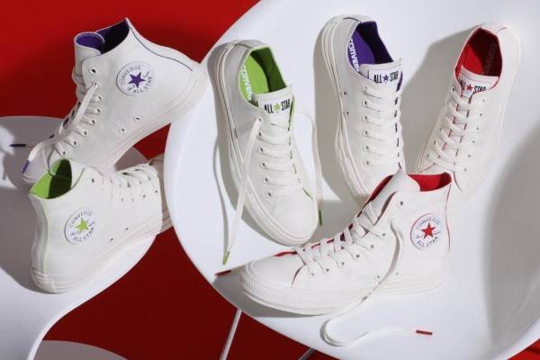 コンバースのスニーカー「オールスター」オフホワイトにヴィヴィッドカラーのアクセント
