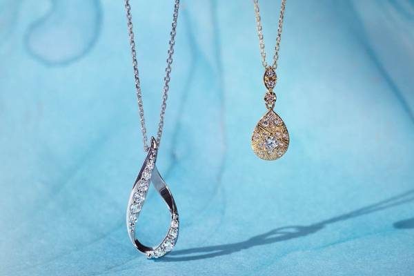 ヴァンドーム青山のダイヤモンドネックレス、"星隠れる"雫モチーフのお守りジュエリー