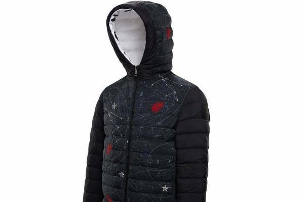 モンクレールの新作ダウンジャケット、“牛の星座”刺繍を施した天体グラフィック