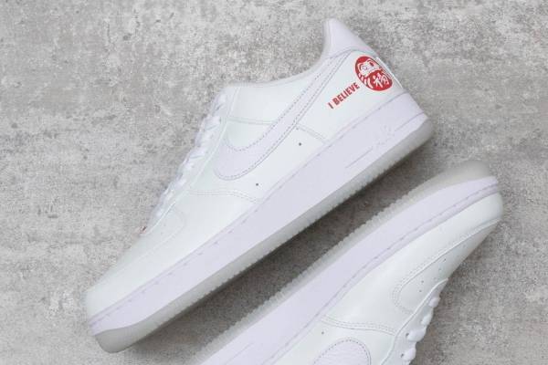 ナイキのスニーカー「エア フォース 1」剥すと“ダルマ柄”に変わる2層アッパー、ベイトで発売