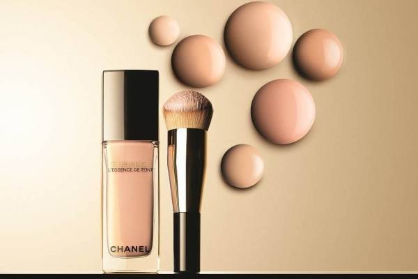 シャネル最高峰スキンケア「サブリマージュ」生まれの“美容液”ファンデ、光を放つツヤ肌に