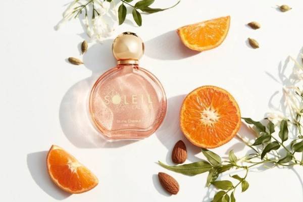 ラリック“太陽の香り”のヘアミスト、朝のそよ風や朝日を想起させる花々やフルーツの香り