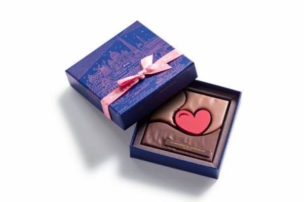 ラ・メゾン・デュ・ショコラ21年バレンタインチョコレート、青く染まった空イメージのボンボンショコラ