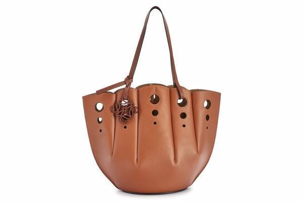 ロエベから“貝殻シルエット”の「シェル トートバッグ」が登場