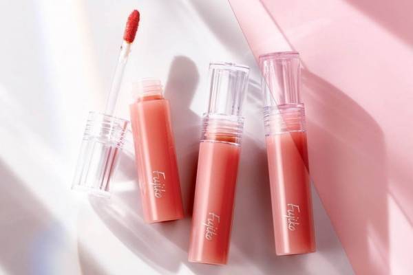 フジコ“落ちない”ぷっくりツヤリップ「ニュアンスラップティント」、“珊瑚”ピンク＆とろける質感