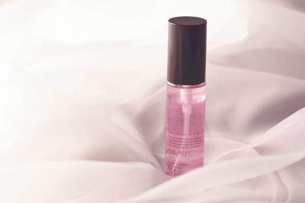 オサジ“メイク崩れ”を防ぐフィックスミスト＆抜け感ウェットヘアを叶えるスタイリングアイテム