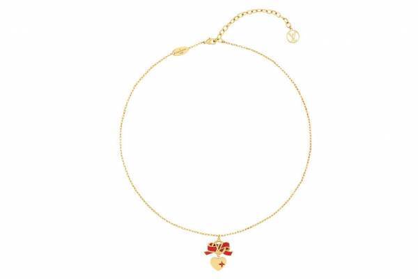 ルイ・ヴィトン“ハートが揺れる”LV サークルのネックレス、真っ赤なリボンモチーフを飾って