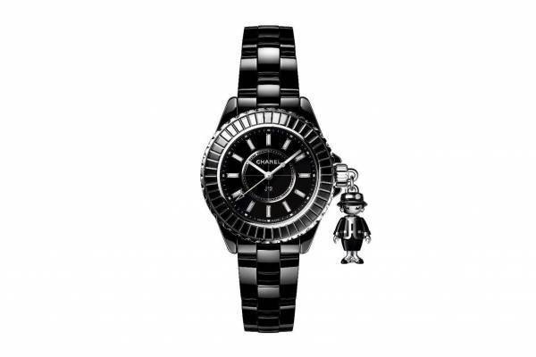 シャネル「J12」に新作限定ウォッチ、ハット&スーツ纏う"マドモアゼル"のチャーム付き