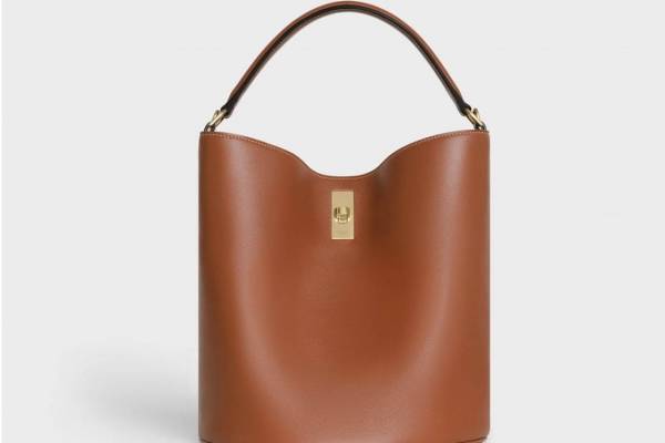 セリーヌのアイコンバッグ「16(セーズ)」に新作“バケット”タイプ＆“ポンポン”付きモカシンも