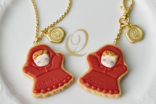 エヴァンゲリオン×Q-pot.第2弾、アスカの人形ネックレス＆ハニカム柄マグカップなど