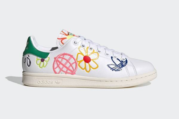 アディダス オリジナルスのスニーカー「スタンスミス」地球やフラワーモチーフのカラフル刺繍など