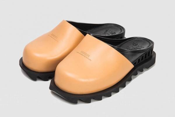 おしゃれ便所サンダル「ベンチ」冬の“ベンサン”、ミリタリー風ダウン＆牛革のサボ