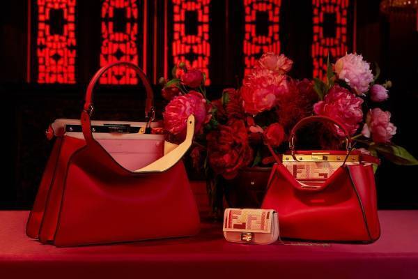 フェンディから“幸運と喜びの赤”が主役のメンズ・ウィメンズバッグ&小物、人気バッグ「ピーカブー」も