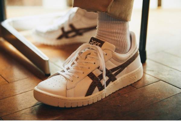 アシックス×アトモスのスニーカー“蛇柄”ロゴの「ゲルピーティージー」
