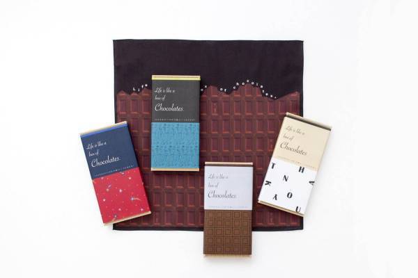 まるでスイーツ「チョコレート柄」上質ハンカチーフ、クラシクス・ザ・スモールラグジュアリから