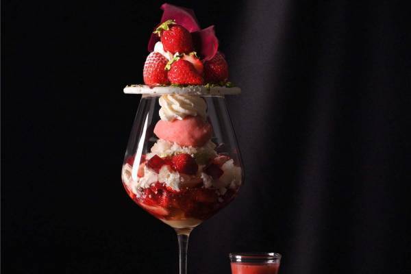 “ローズ＆ベルガモット香る”4種のいちごパフェ、ビューティーコネクション銀座で