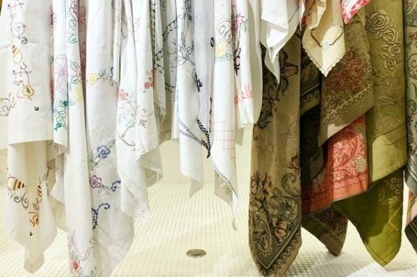 パスザバトン「世界のファブリック」ほりだしモノ市、欧州の手編みレースやアンティークドレス