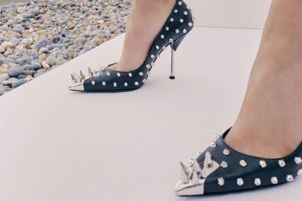 アレキサンダー・マックイーン“パンク”が着想のパンプス新作、フラット&スリングバックも