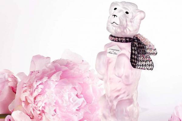 ディオール、ムッシュ ディオールの愛犬“ボビー”モチーフの限定フレグランス