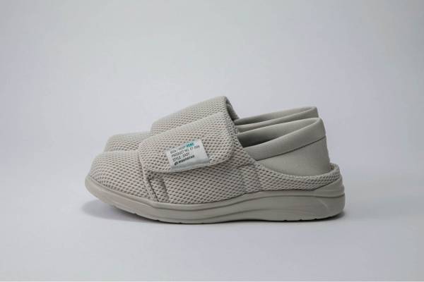 ムーンスター「エイトテンス」"キッチンシューズやナース靴"着想のスリッポンシューズやスニーカー