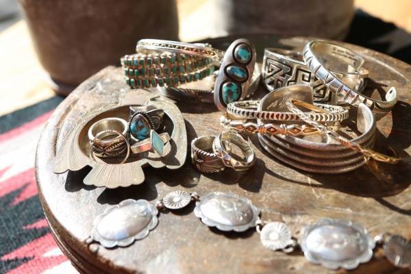 ビームス“インディアンジュエリー”100種以上が東京・福岡・神戸に、ナバホ族のターコイズリングなど