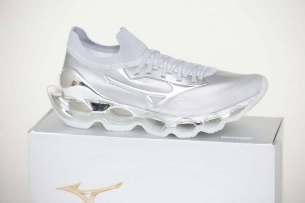 ミズノから空山基デザインの“宙に浮く!?スニーカー”、空洞のあいたソール＆半透明アッパー