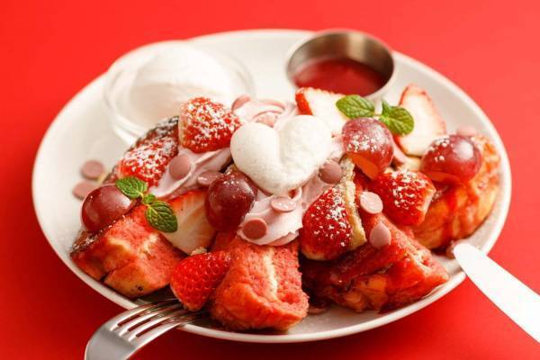 アイボリッシュのバレンタイン限定フレンチトースト、ルビーチョコ×ピンクの苺クリームたっぷり