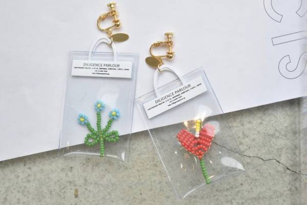 シアタープロダクツ×花屋ディリジェンスパーラー、ビーズの花が“クリアバッグ”から覗くピアス