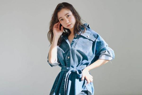 スナイデル「ヘルシーデニム」とコラボ、“優し気カラー”のスリット入りジーンズ＆ワンピース