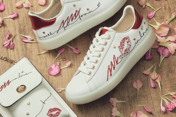 プラス ダイアナのバレンタイン限定"キスマーク×赤リップの落書き"入りスニーカー&ミニバッグ
