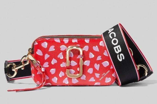 マーク ジェイコブスのバッグ「ザ スナップショット」“ハート柄”の新作、財布やカードケースも