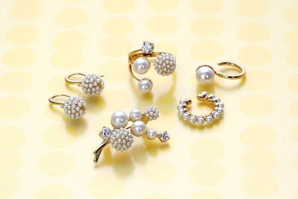 プラス ヴァンドームの新作アクセサリー、“チョコプレッツェル”イヤーカフ＆“ミモザ”パールリング