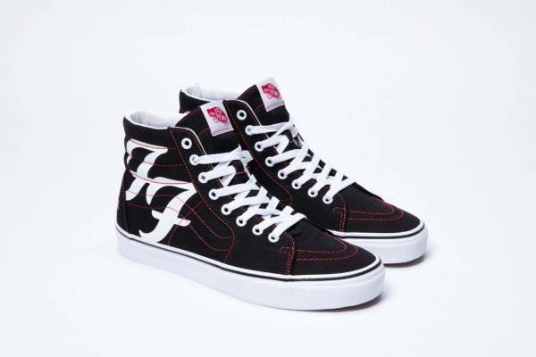 VANS×フー・ファイターズのスニーカー「SK8-Hi」ダブル“F”ロゴ＆ネームロゴ入り