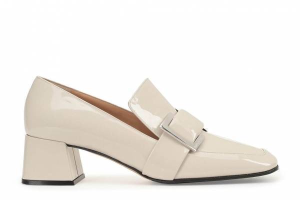 セルジオ ロッシ“柔らかライトグレー”の新作シューズ、シルバーバックル輝くパンプス＆ローファー