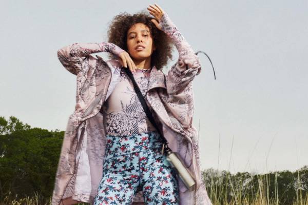 アディダス バイ ステラ マッカートニーから、大胆“ボタニカル”プリントの21春夏新作スポーツウェア