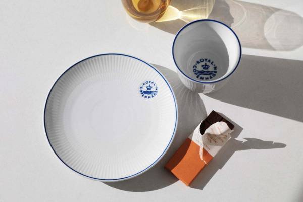 ロイヤル コペンハーゲン"海"連想させる青い線を施したテーブルウェア「ブルーライン」