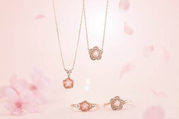 サマンサティアラの桜ジュエリー、ローズクォーツのフラワーリング＆ピンクシェルが舞うネックレス