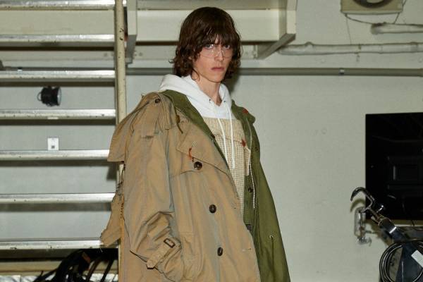 メゾン ミハラヤスヒロ2021-22年秋冬コレクション、二律背反を表現する歪んだ服たち